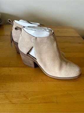 TOMS NWT Women's Suede Cutout Block Heel Bootie - Beige